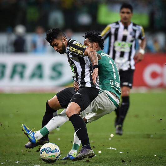 Gabigol e Zé Roberto disputam lance na segunda partida da final da Copa do Brasil de 2015