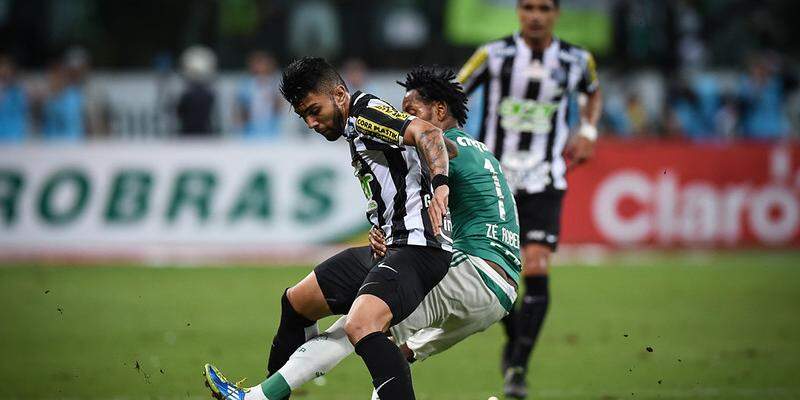 Gabigol e Zé Roberto disputam lance na segunda partida da final da Copa do Brasil de 2015