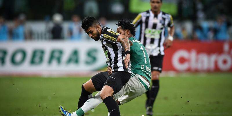 Gabigol e Zé Roberto disputam lance na segunda partida da final da Copa do Brasil de 2015