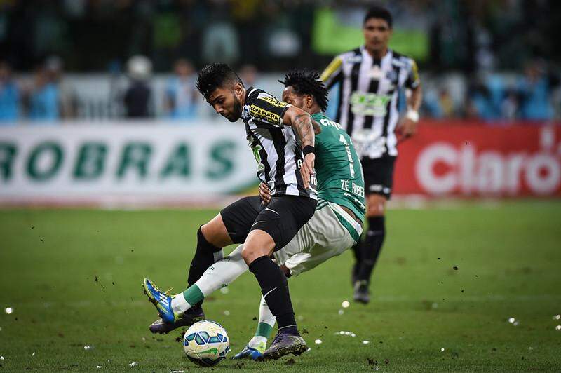 Gabigol e Zé Roberto disputam lance na segunda partida da final da Copa do Brasil de 2015
