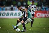 Gabigol e Zé Roberto disputam lance na segunda partida da final da Copa do Brasil de 2015