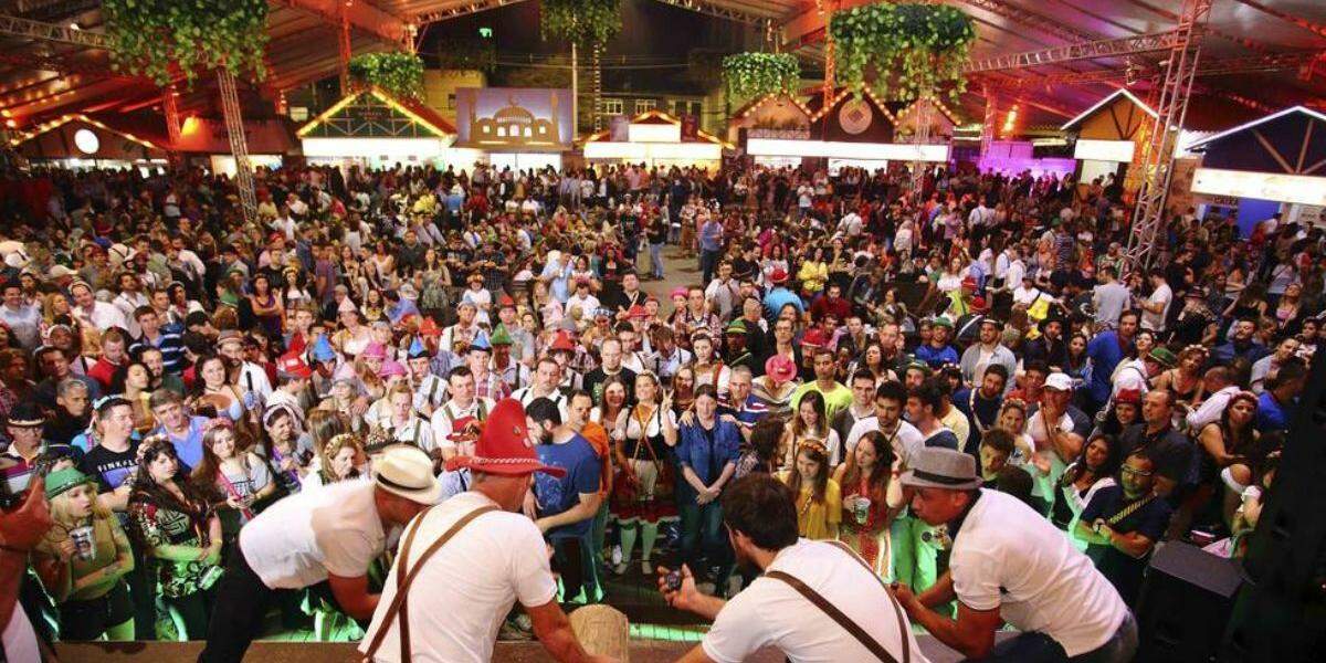 Trabalhador afastado é flagrado dançando com muletas em festa e acaba demitido por justa causa