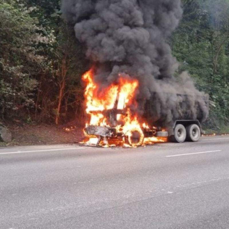 Caminhão foi tomado pelas chamas na Cônego Domênico Rangoni