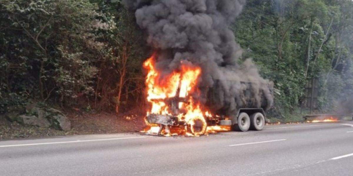 Caminhão foi tomado pelas chamas na Cônego Domênico Rangoni