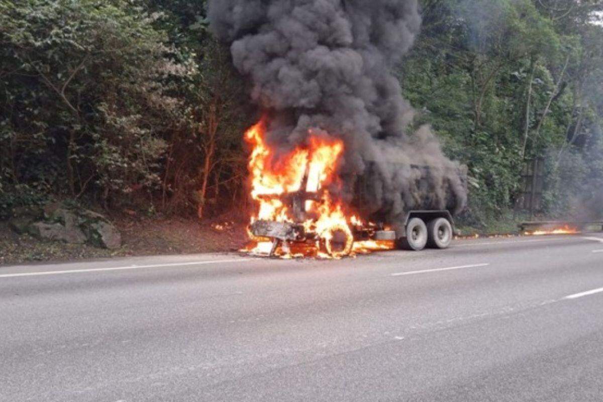 Caminhão foi tomado pelas chamas na Cônego Domênico Rangoni