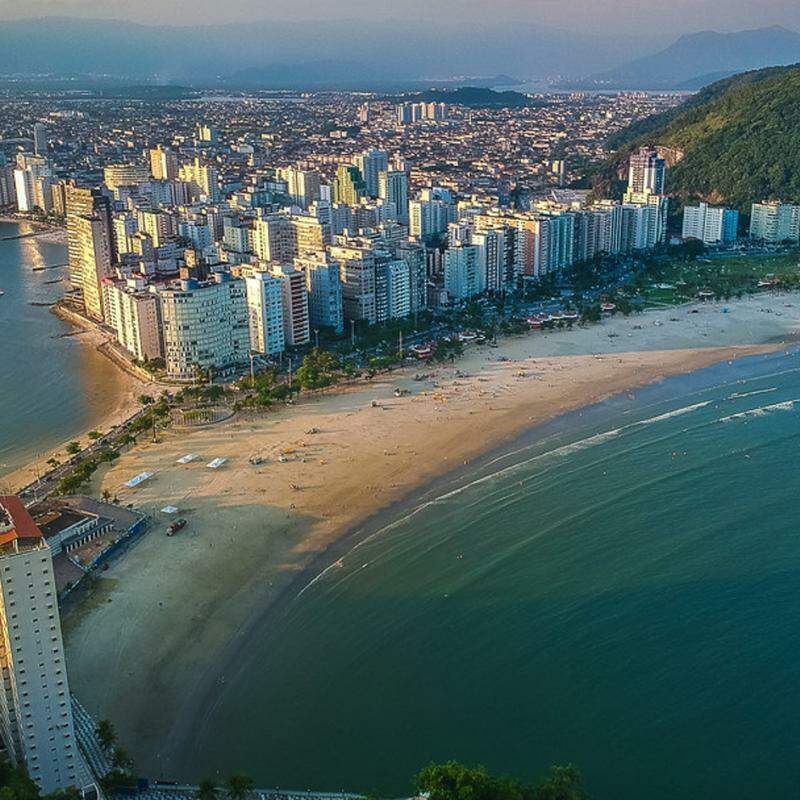 As equipes realizam a coleta seletiva na faixa de areia e nas orlas das praias do Itararé, Gonzaguinha, Biquinha e Milionários, em São Vicente