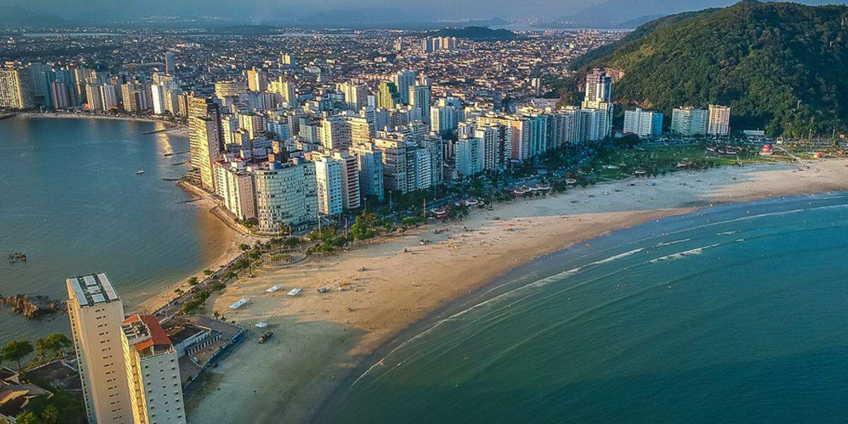 As equipes realizam a coleta seletiva na faixa de areia e nas orlas das praias do Itararé, Gonzaguinha, Biquinha e Milionários, em São Vicente