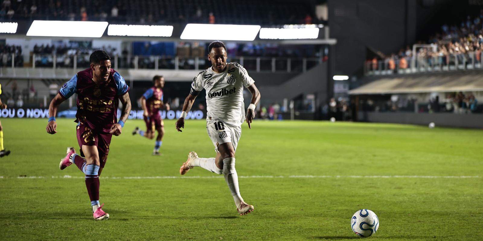 Jogo de ida aconteceu na noite desta quinta-feira (13), na Vila Belmiro, pelas oitavas de final da Copa Sul-Americana