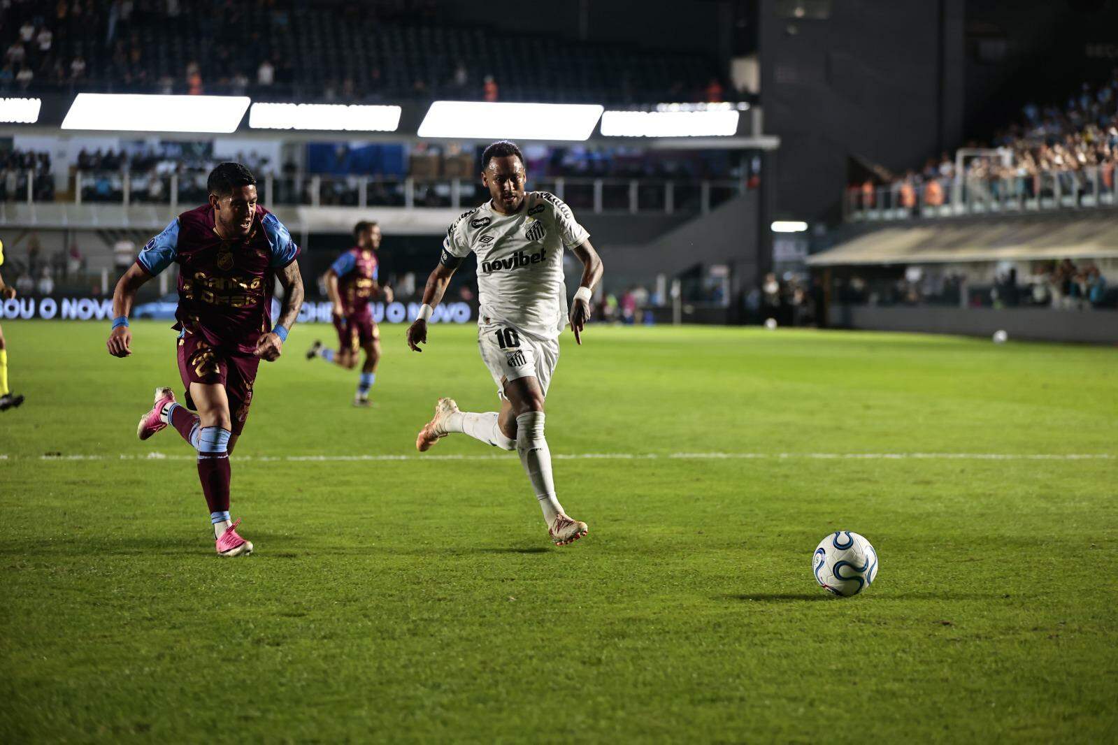 Jogo de ida aconteceu na noite desta quinta-feira (13), na Vila Belmiro, pelas oitavas de final da Copa Sul-Americana