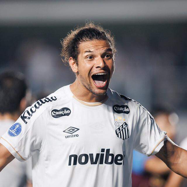 Willian Arão comemora o gol que garantiu a vitória do Santos sobre o Macará, o primeiro dele com a camisa do Santos