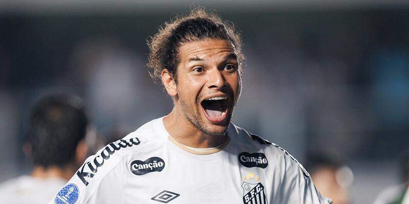 Willian Arão comemora o gol que garantiu a vitória do Santos sobre o Macará, o primeiro dele com a camisa do Santos