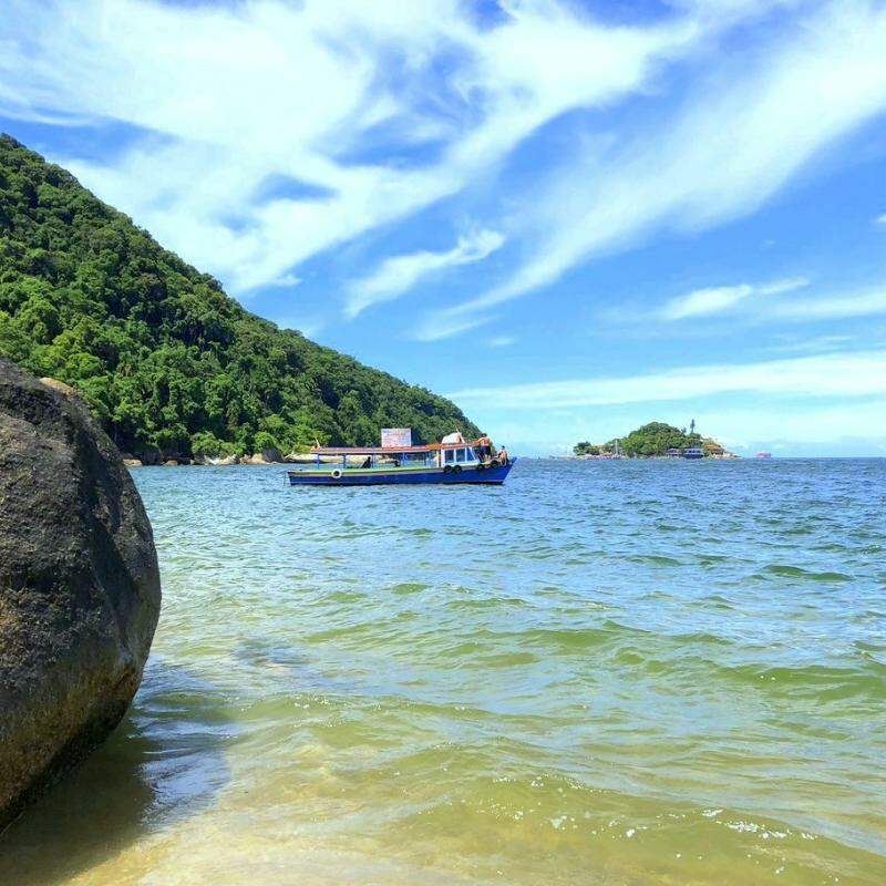 O acesso à praia do Sangava, em Guarujá,  pode ser realizado pelo mar ou por trilhas