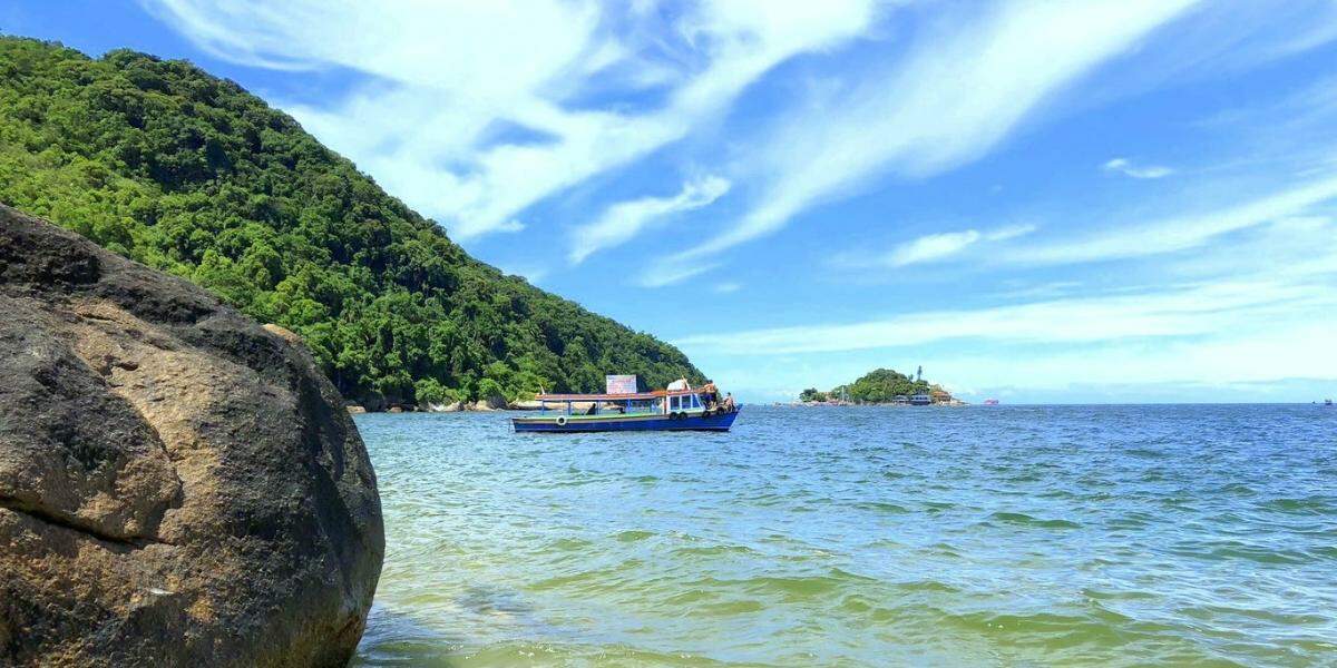 O acesso à praia do Sangava, em Guarujá,  pode ser realizado pelo mar ou por trilhas