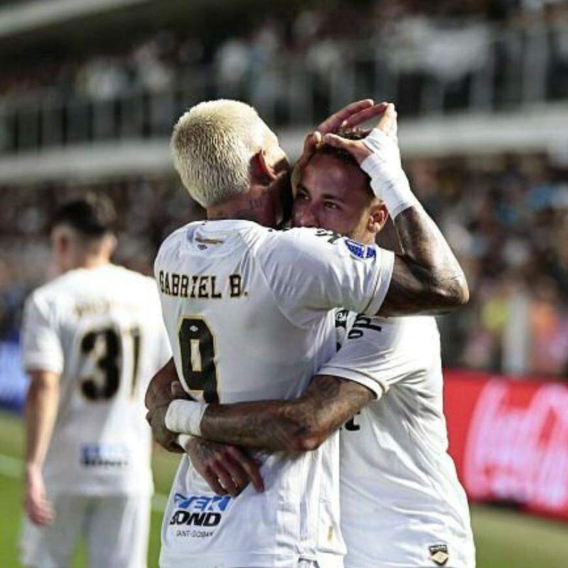Gabigol e Neymar comemoram gol do Santos pela Copa Sul-Americana