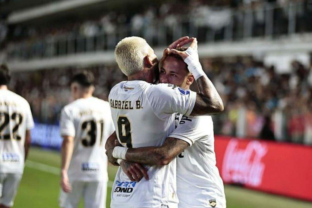 Gabigol e Neymar comemoram gol do Santos pela Copa Sul-Americana