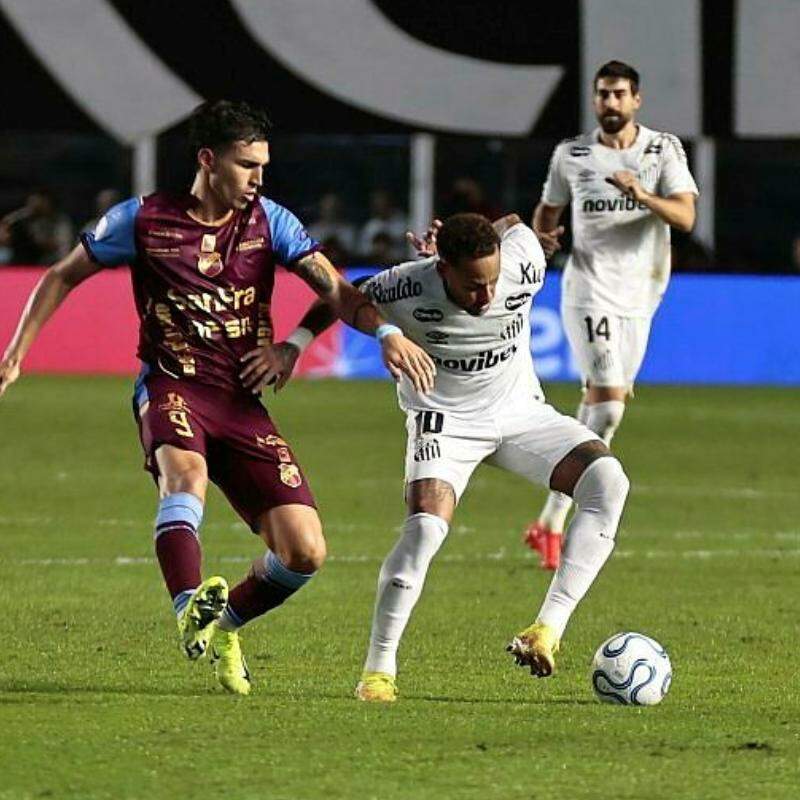 Neymar em ação contra o Macará, pela Copa Sul-Americana, na Vila Belmiro