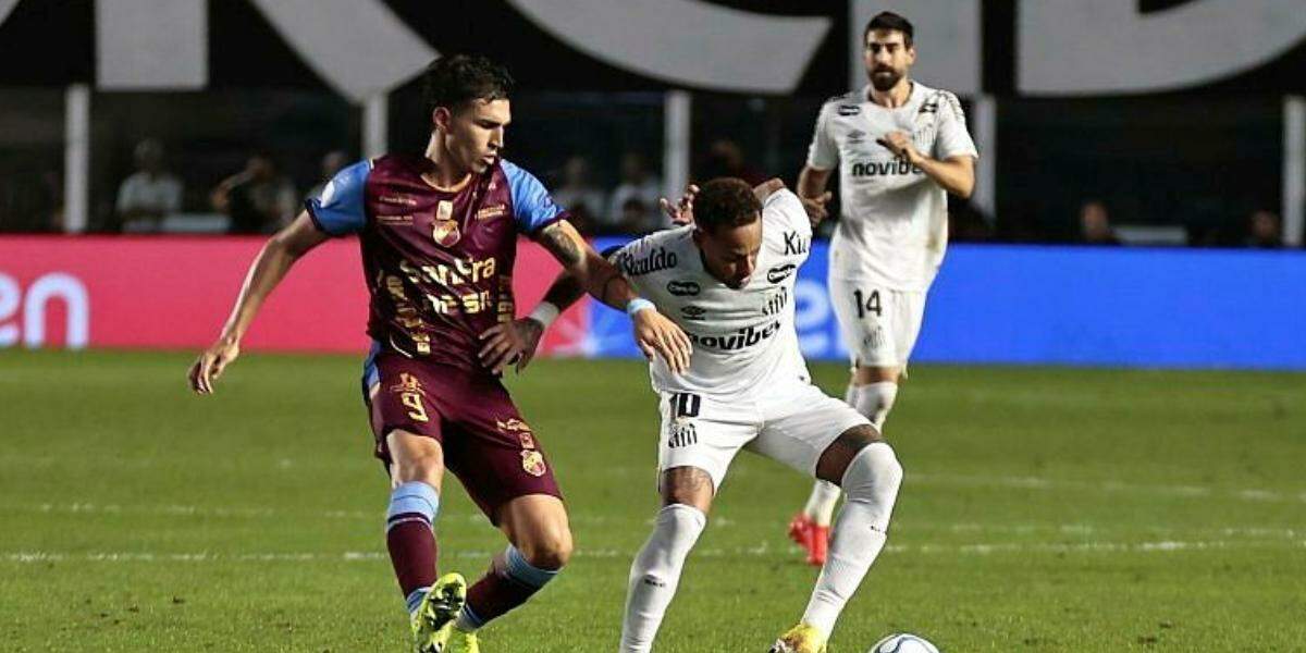 Neymar em ação contra o Macará, pela Copa Sul-Americana, na Vila Belmiro