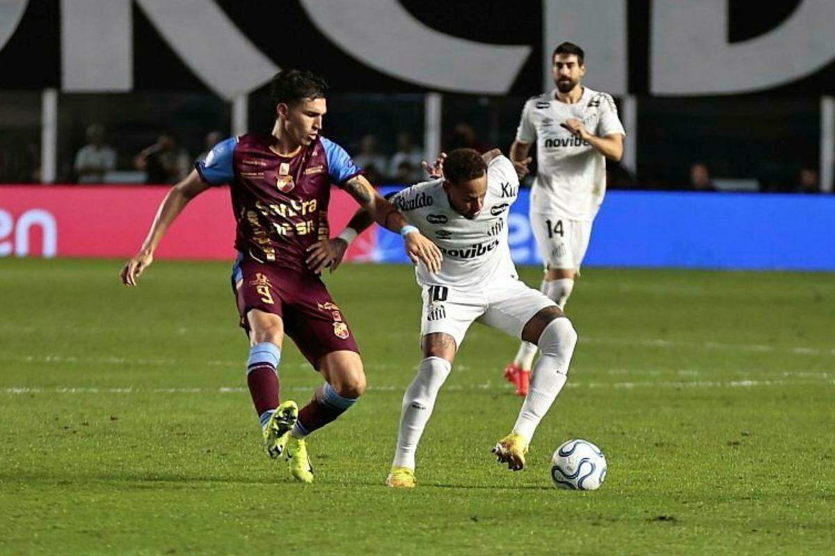 Neymar em ação contra o Macará, pela Copa Sul-Americana, na Vila Belmiro