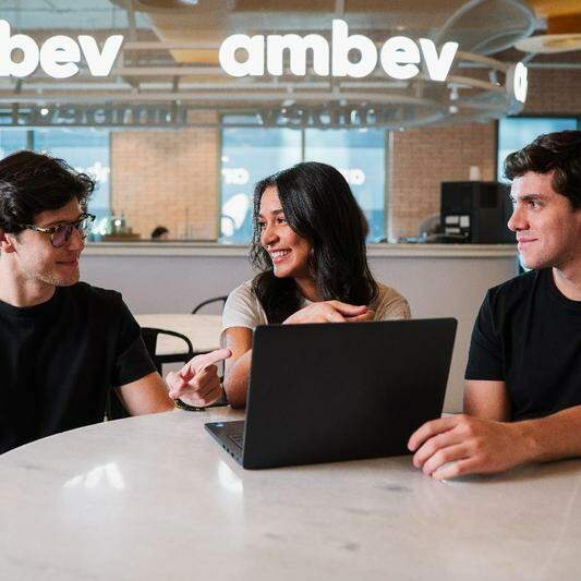 Quem busca uma chance para ingressar no mercado de trabalho ou iniciar uma nova carreira pode concorrer a 10.589 vagas nesta semana