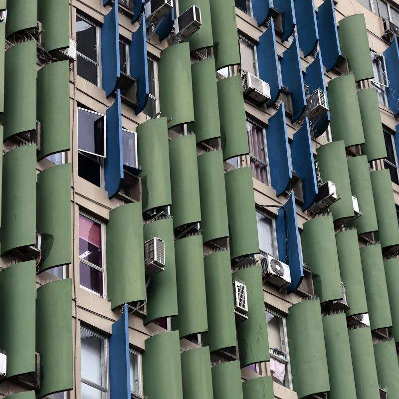 Edifício Lex Urbis, no Centro de Santos, é uma das criações do arquiteto destacadas na paisagem por suas linhas. Contém brises (os elementos coloridos) e elevador panorâmico