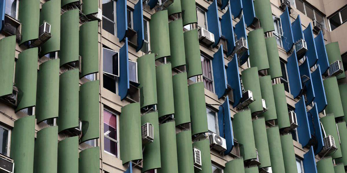 Edifício Lex Urbis, no Centro de Santos, é uma das criações do arquiteto destacadas na paisagem por suas linhas. Contém brises (os elementos coloridos) e elevador panorâmico