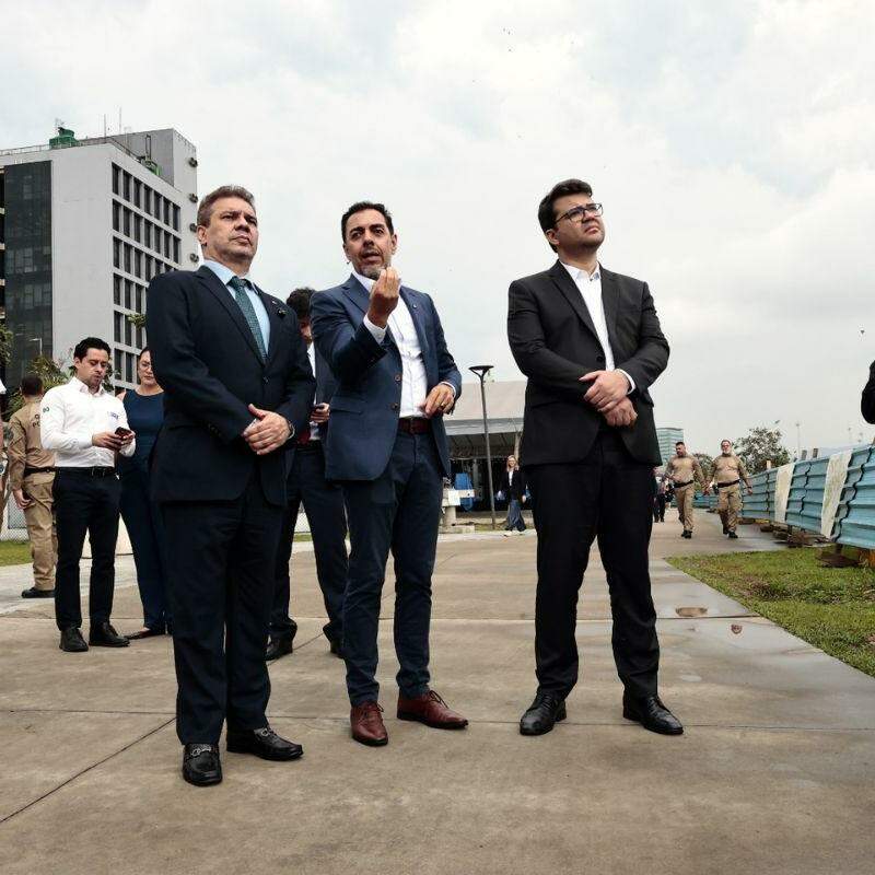 Presidente da APS, Anderson Pomini (no centro), explica detalhes sobre o porto para o ministro Wellington César Lima e Silva (de gravata)