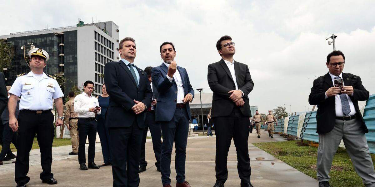 Presidente da APS, Anderson Pomini (no centro), explica detalhes sobre o porto para o ministro Wellington César Lima e Silva (de gravata)