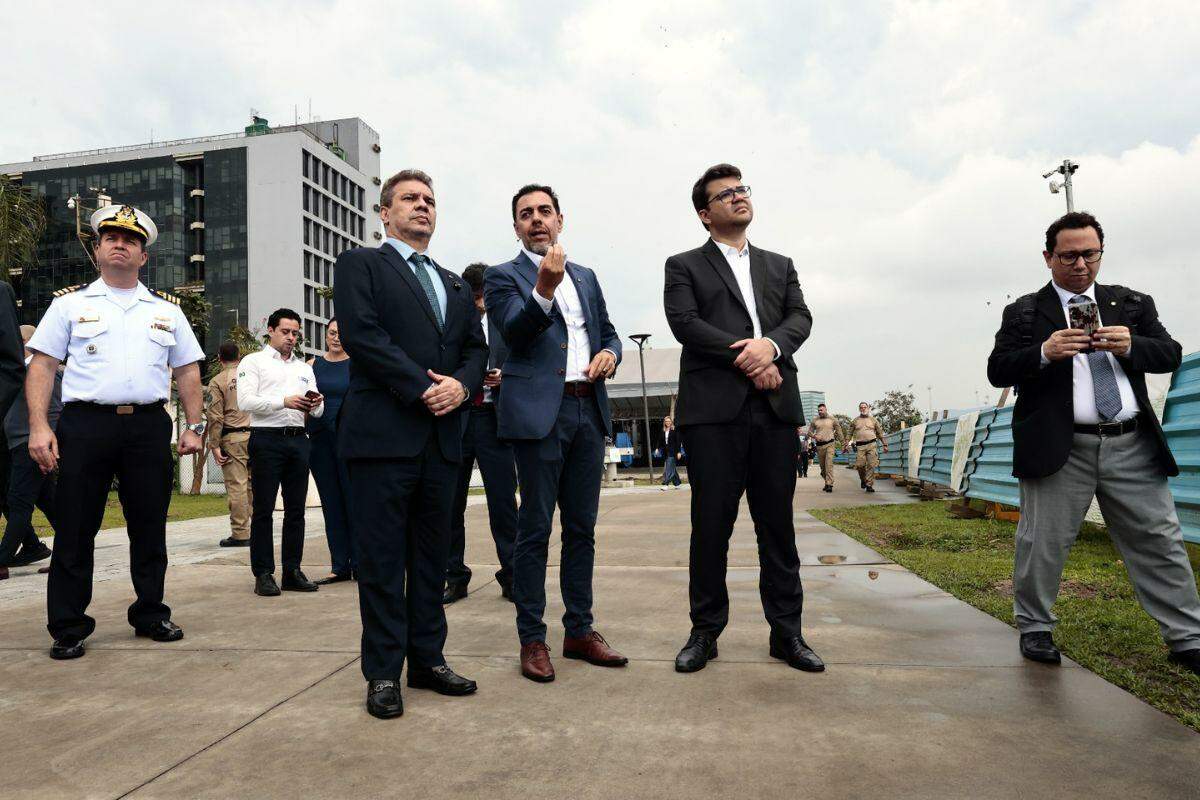 Presidente da APS, Anderson Pomini (no centro), explica detalhes sobre o porto para o ministro Wellington César Lima e Silva (de gravata)