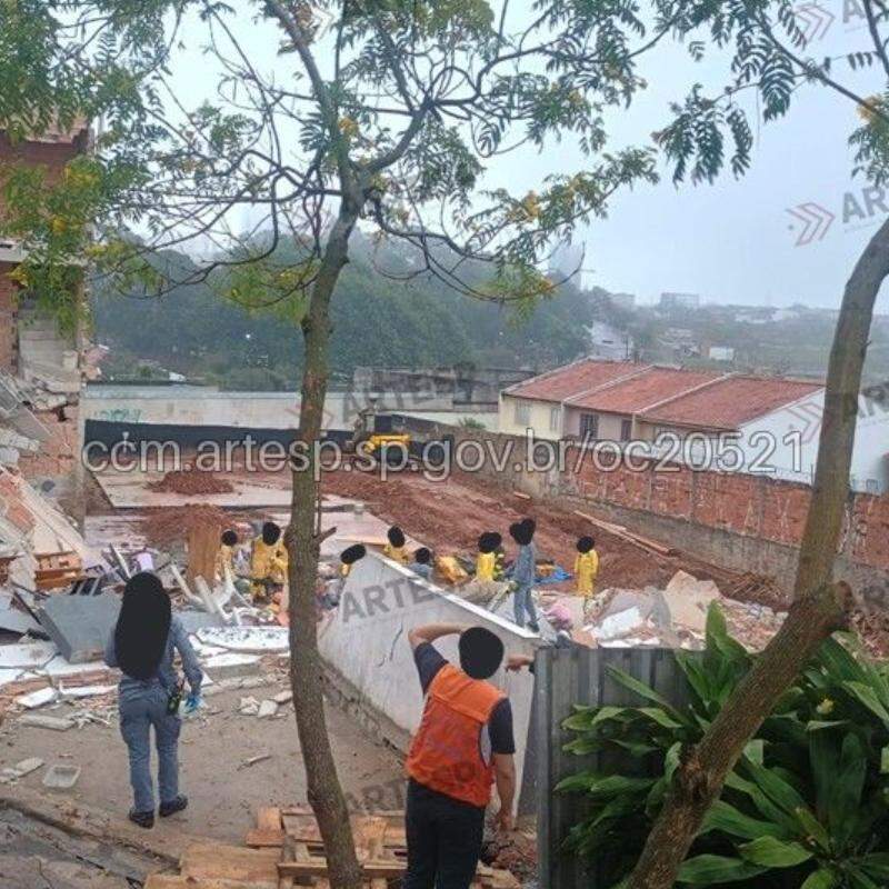 Desabamento deixou 3 pessoas soterradas