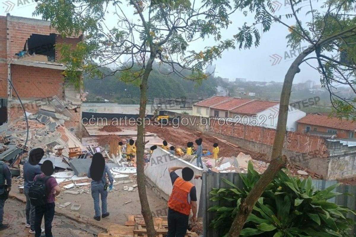 Desabamento deixou 3 pessoas soterradas