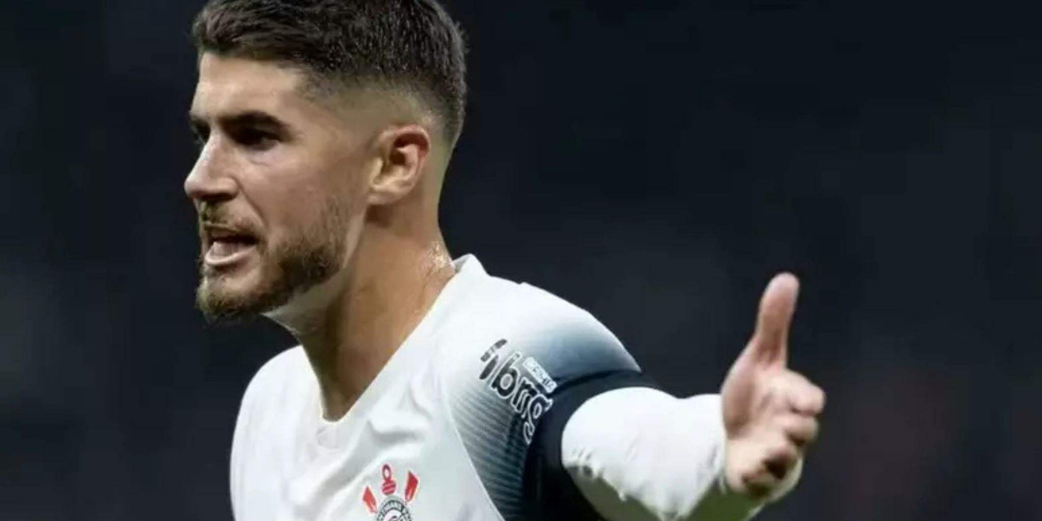Pedro Raul sofre trauma na costela e vira dúvida no Corinthians para duelo com Cruzeiro