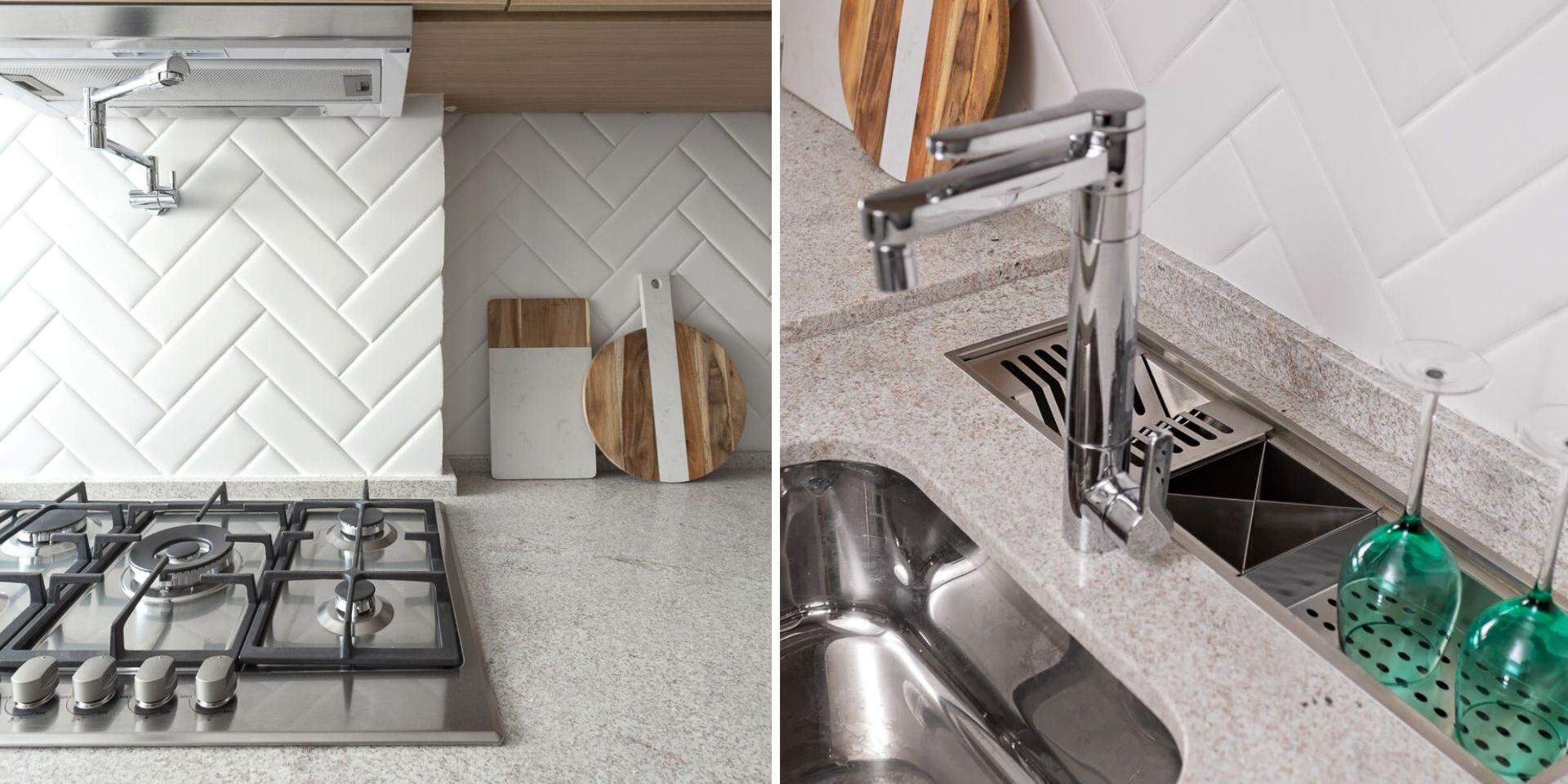 Foto 01 - Com braços articulados, a torneira pot filler, sobre o cooktop para abastecer panelas, pode ser recolhida quando não está em uso; foto 02 - Cuba ampla e torneira de bica alta ampliam a área útil de trabalho e facilitam a higienização de utensílios maiores. Além disso, a calha úmida integrada à bancada concentra acessórios de uso frequente e libera espaço para o preparo dos alimentos