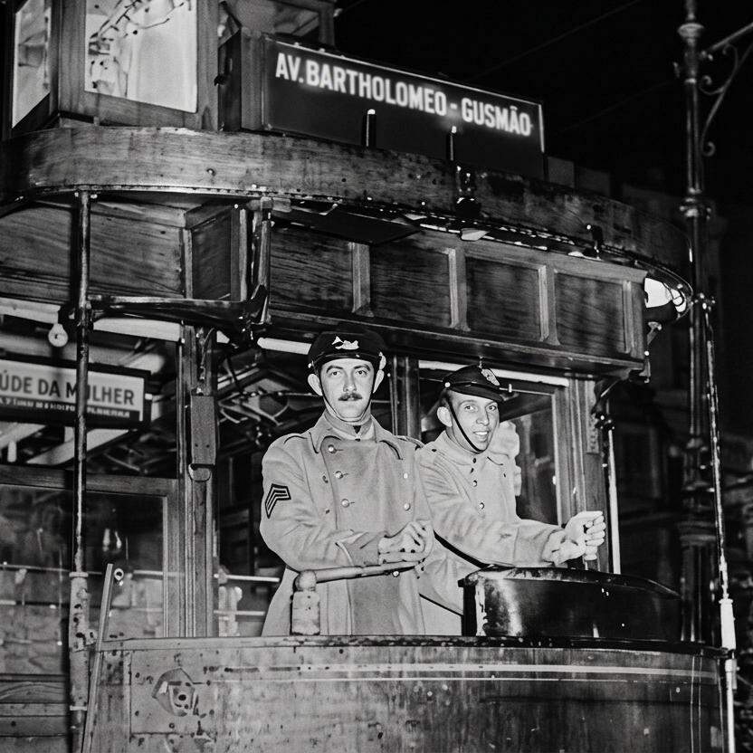 Bonde conduzido por bombeiro durante a greve de 1945/46, com guarda feita por soldados da Força Policial