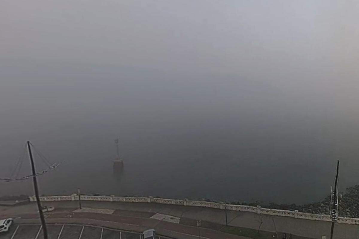 Nevoeiro provocou interrupção da navegação no canal do Porto de Santos neste domingo (16)