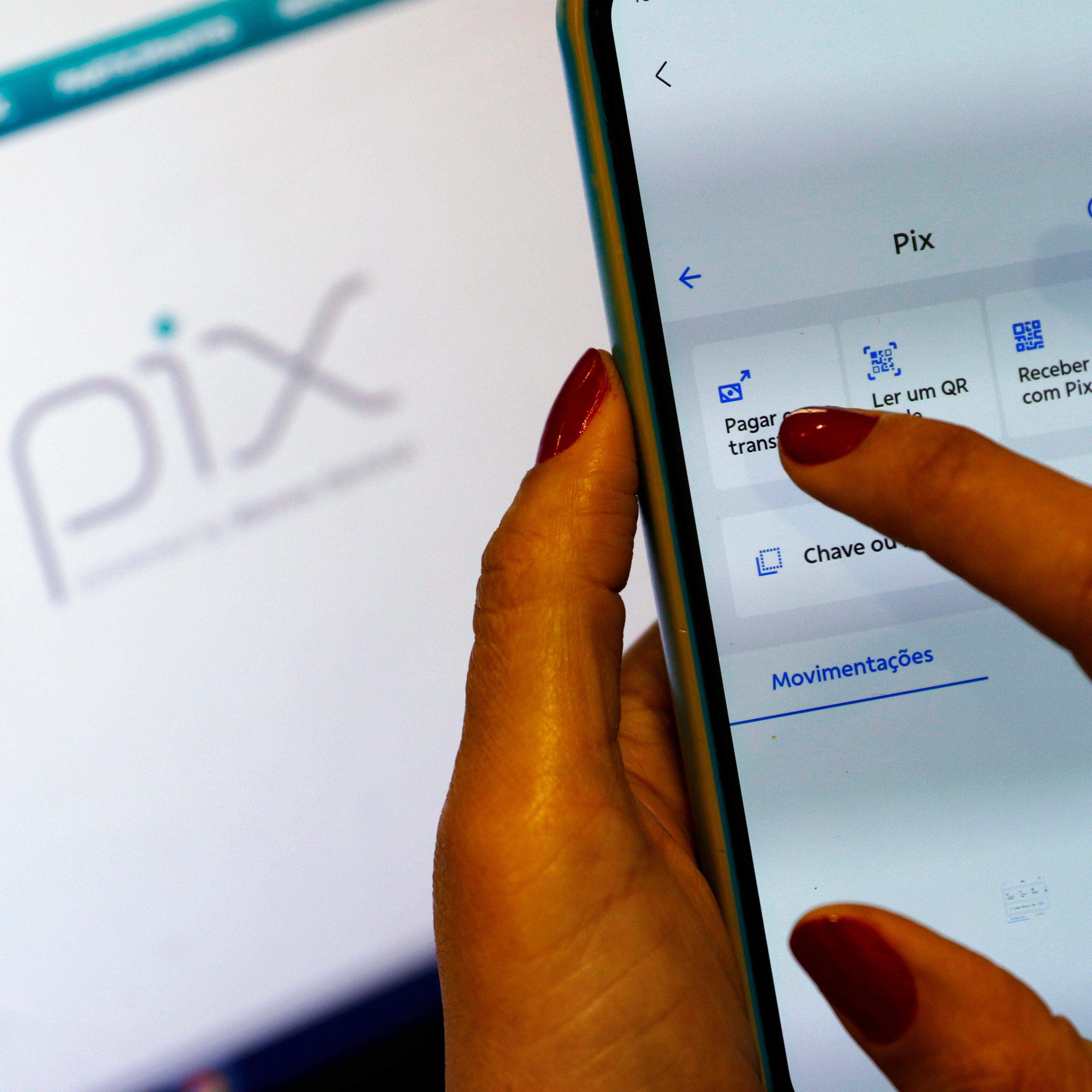 Em todas as especificações, o coeficiente da variável Pix é positivo e altamente significativo