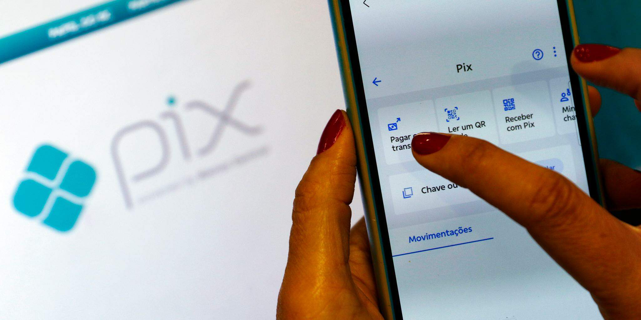 Em todas as especificações, o coeficiente da variável Pix é positivo e altamente significativo