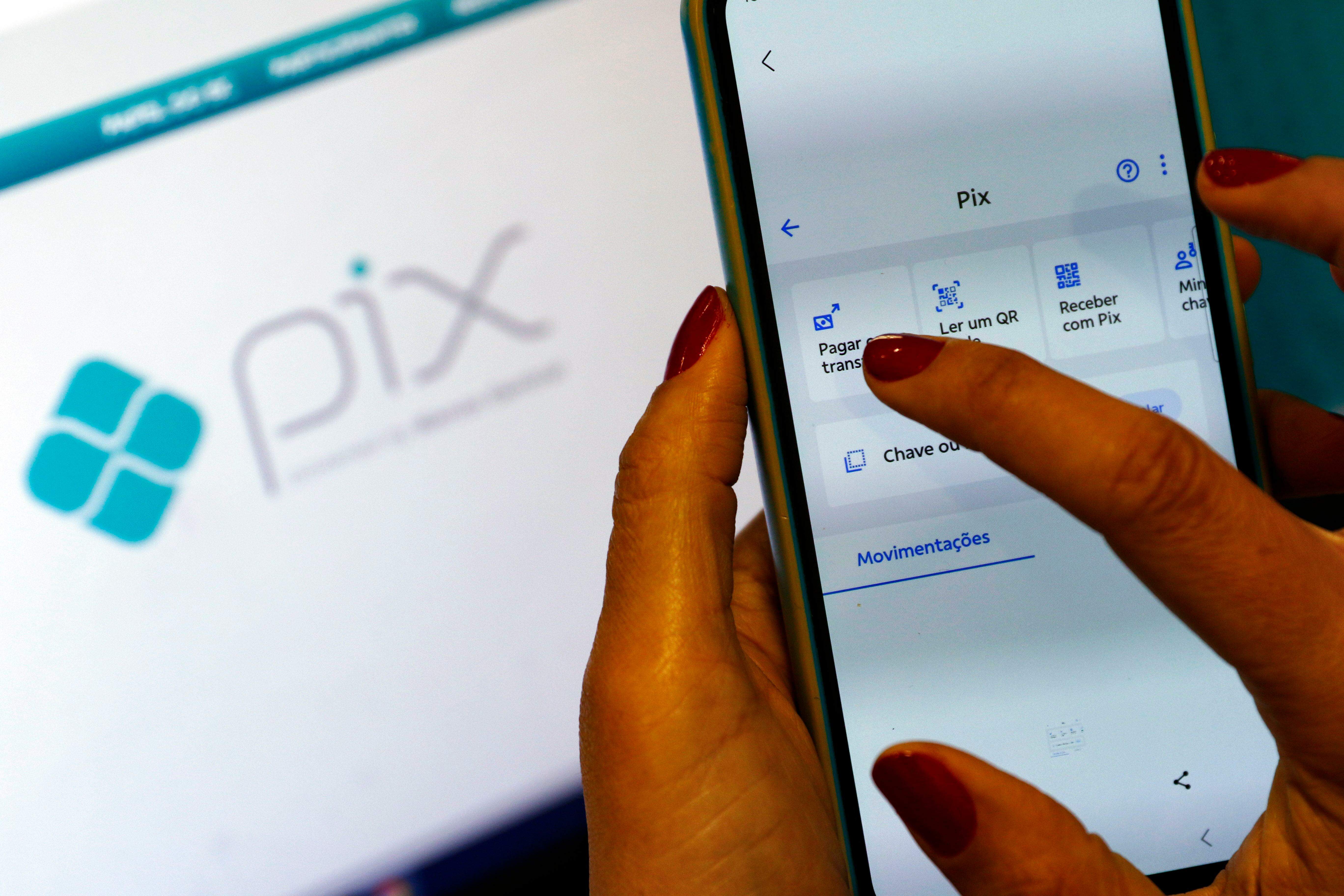 Em todas as especificações, o coeficiente da variável Pix é positivo e altamente significativo