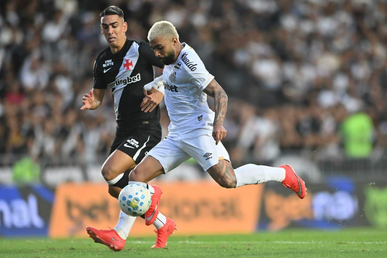 Gabigol abriu o caminho para a vitória, com o 17º gol marcado pelo Santos nesta temporada