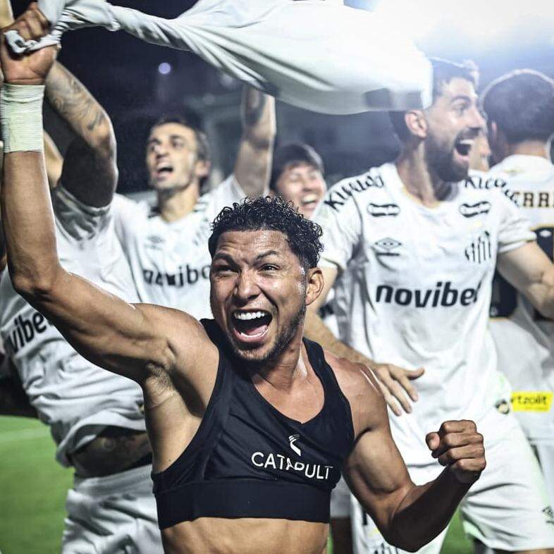 Com Rony em primeiro plano, jogadores do Peixe comemoram com a torcida a grande vitória sobre o Vasco