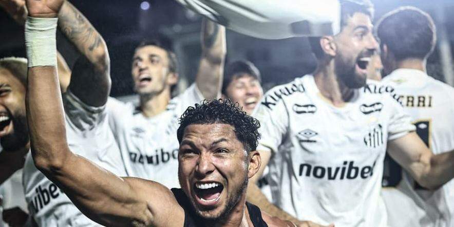 Com Rony em primeiro plano, jogadores do Peixe comemoram com a torcida a grande vitória sobre o Vasco