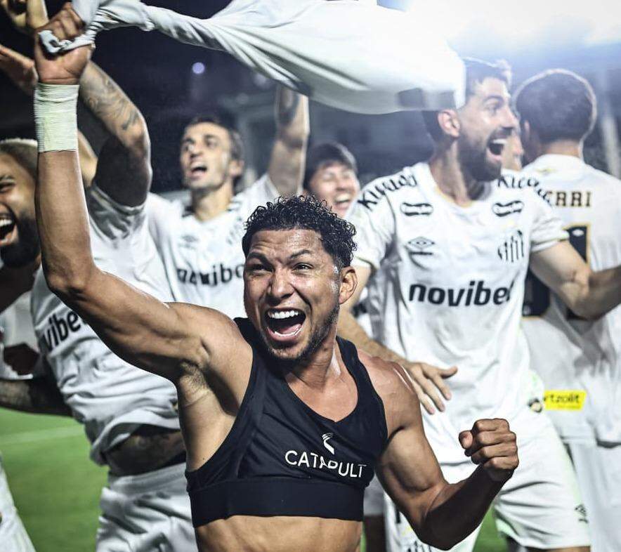 Com Rony em primeiro plano, jogadores do Peixe comemoram com a torcida a grande vitória sobre o Vasco