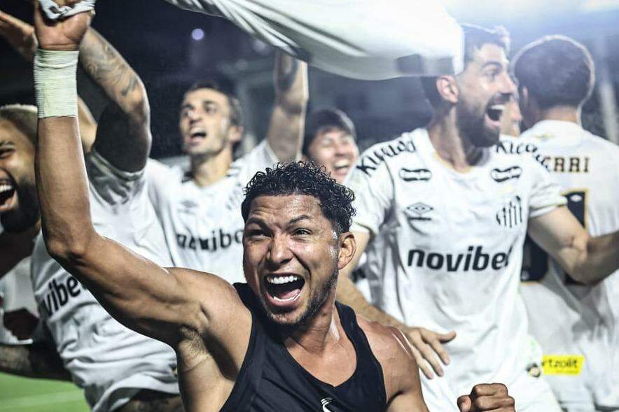 Com Rony em primeiro plano, jogadores do Peixe comemoram com a torcida a grande vitória sobre o Vasco