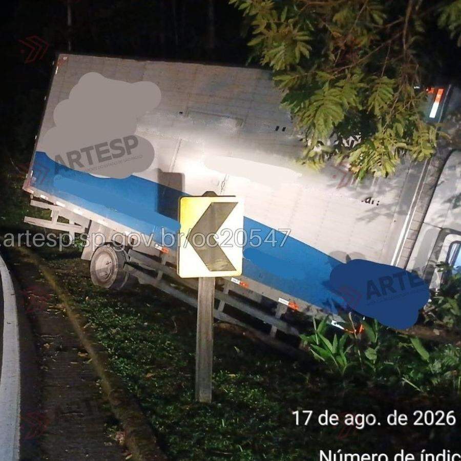 Trecho do acidente foi interditado para a remoção do veículo