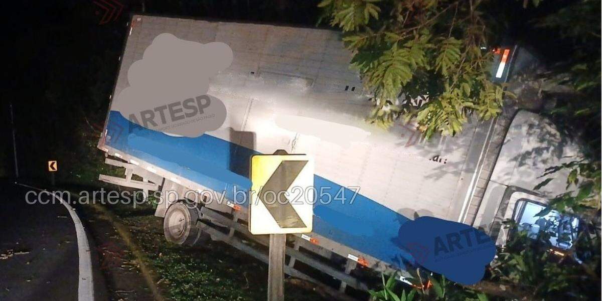 Trecho do acidente foi interditado para a remoção do veículo