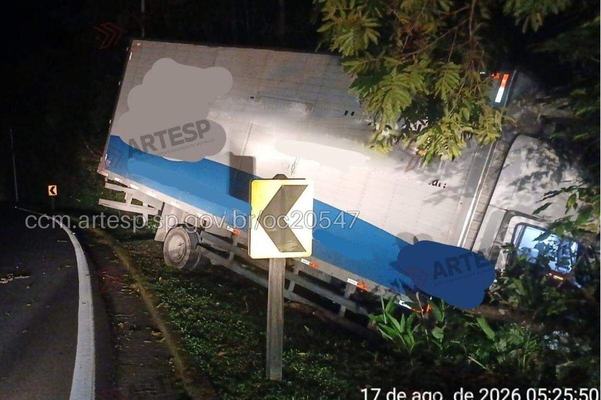 Trecho do acidente foi interditado para a remoção do veículo