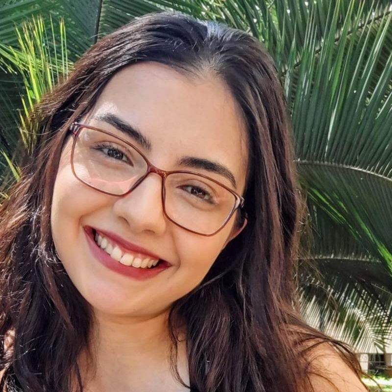 Se, por um lado, as redes sociais podem disputar a atenção dos leitores, por outro elas também são uma porta de entrada ao universo literário. A própria história da estudante Mariana Carmo mostra isso, graças ao TikTok. A fisioterapeuta Gabriella Ribeiro (foto) também percebeu essa mudança ao acompanhar a última Bienal do Livro de São Paulo. Ela se surpreendeu com a quantidade de jovens que chegaram ao evento influenciados pelos chamados “booktoks”, conteúdos de indicação e discussão de livros no TikTok. “Isso fez uma chave virar na minha cabeça e perceber que as redes sociais não precisam ser apenas vilãs”. Para ela, as plataformas ajudam leitores a encontrar pessoas com gostos parecidos, formar grupos e descobrir novas histórias. “É fantástica a capacidade da literatura de nos mostrar que a nossa dor não é única, apesar de assim aparecer”.
