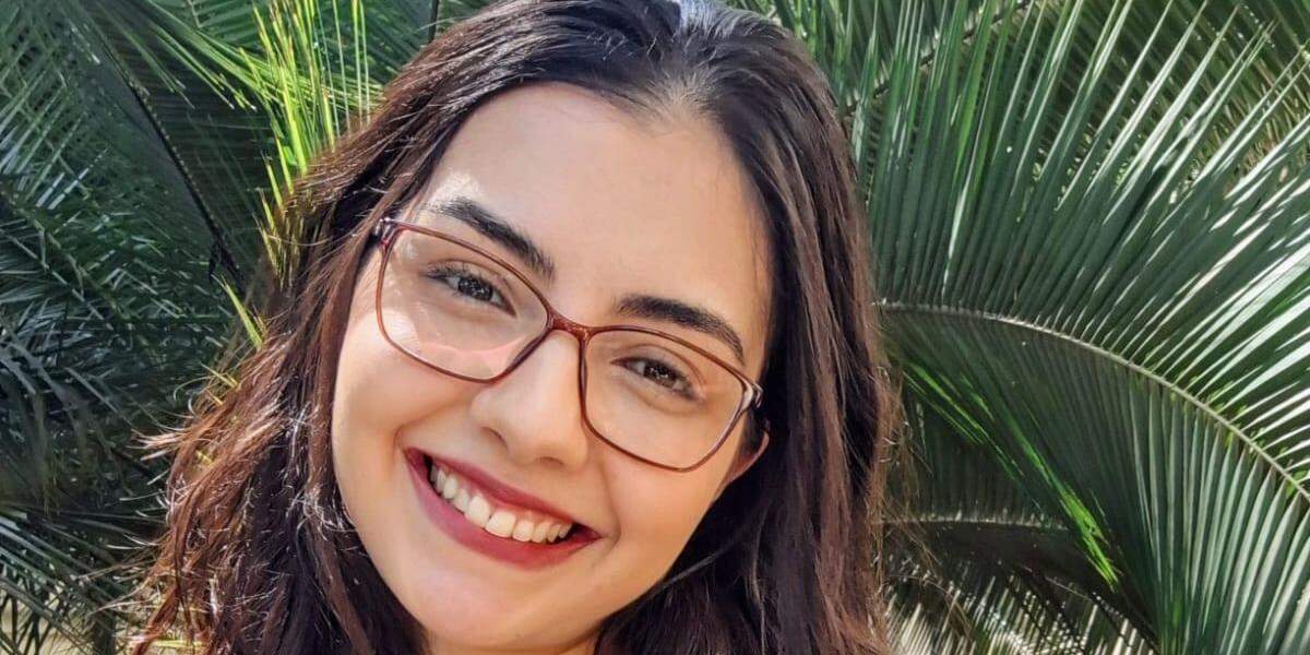 Se, por um lado, as redes sociais podem disputar a atenção dos leitores, por outro elas também são uma porta de entrada ao universo literário. A própria história da estudante Mariana Carmo mostra isso, graças ao TikTok. A fisioterapeuta Gabriella Ribeiro (foto) também percebeu essa mudança ao acompanhar a última Bienal do Livro de São Paulo. Ela se surpreendeu com a quantidade de jovens que chegaram ao evento influenciados pelos chamados “booktoks”, conteúdos de indicação e discussão de livros no TikTok. “Isso fez uma chave virar na minha cabeça e perceber que as redes sociais não precisam ser apenas vilãs”. Para ela, as plataformas ajudam leitores a encontrar pessoas com gostos parecidos, formar grupos e descobrir novas histórias. “É fantástica a capacidade da literatura de nos mostrar que a nossa dor não é única, apesar de assim aparecer”.