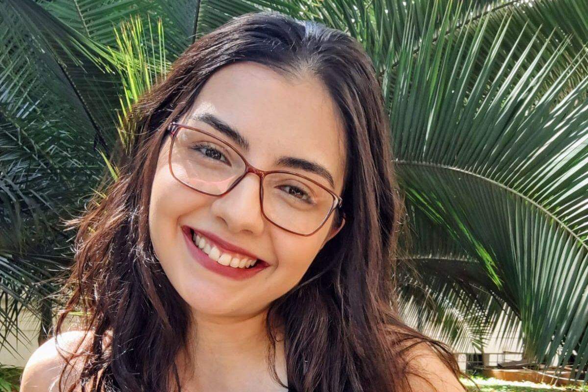 Se, por um lado, as redes sociais podem disputar a atenção dos leitores, por outro elas também são uma porta de entrada ao universo literário. A própria história da estudante Mariana Carmo mostra isso, graças ao TikTok. A fisioterapeuta Gabriella Ribeiro (foto) também percebeu essa mudança ao acompanhar a última Bienal do Livro de São Paulo. Ela se surpreendeu com a quantidade de jovens que chegaram ao evento influenciados pelos chamados “booktoks”, conteúdos de indicação e discussão de livros no TikTok. “Isso fez uma chave virar na minha cabeça e perceber que as redes sociais não precisam ser apenas vilãs”. Para ela, as plataformas ajudam leitores a encontrar pessoas com gostos parecidos, formar grupos e descobrir novas histórias. “É fantástica a capacidade da literatura de nos mostrar que a nossa dor não é única, apesar de assim aparecer”.
