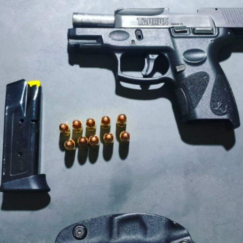 Uma arma de uso restrito usada no crime foi apreendida pela PM