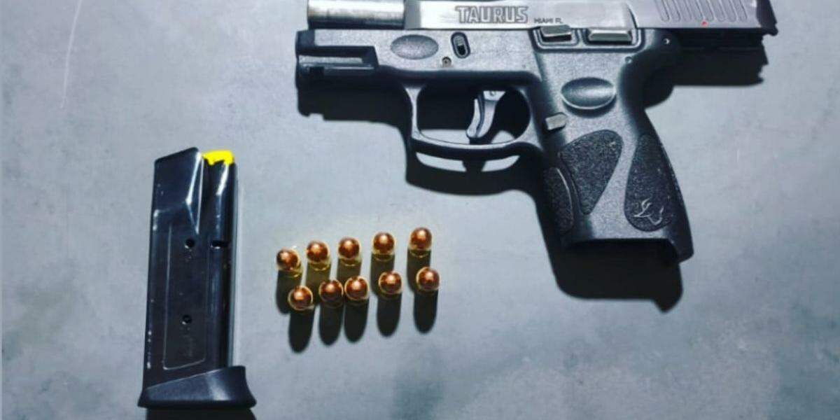 Uma arma de uso restrito usada no crime foi apreendida pela PM